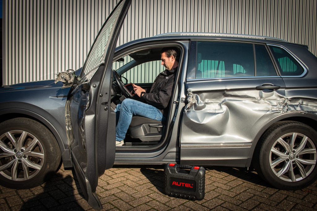 Schade-expert leest crash data uit via Event Data Recorder voor reconstructie van autoschade en technisch expertiserapport