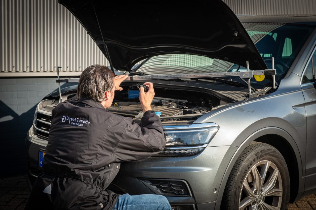 Schade-expert voert technisch onderzoek uit voor een gerechtelijk deskundigenrapport over schadeverleden en schadeherstel aan een auto