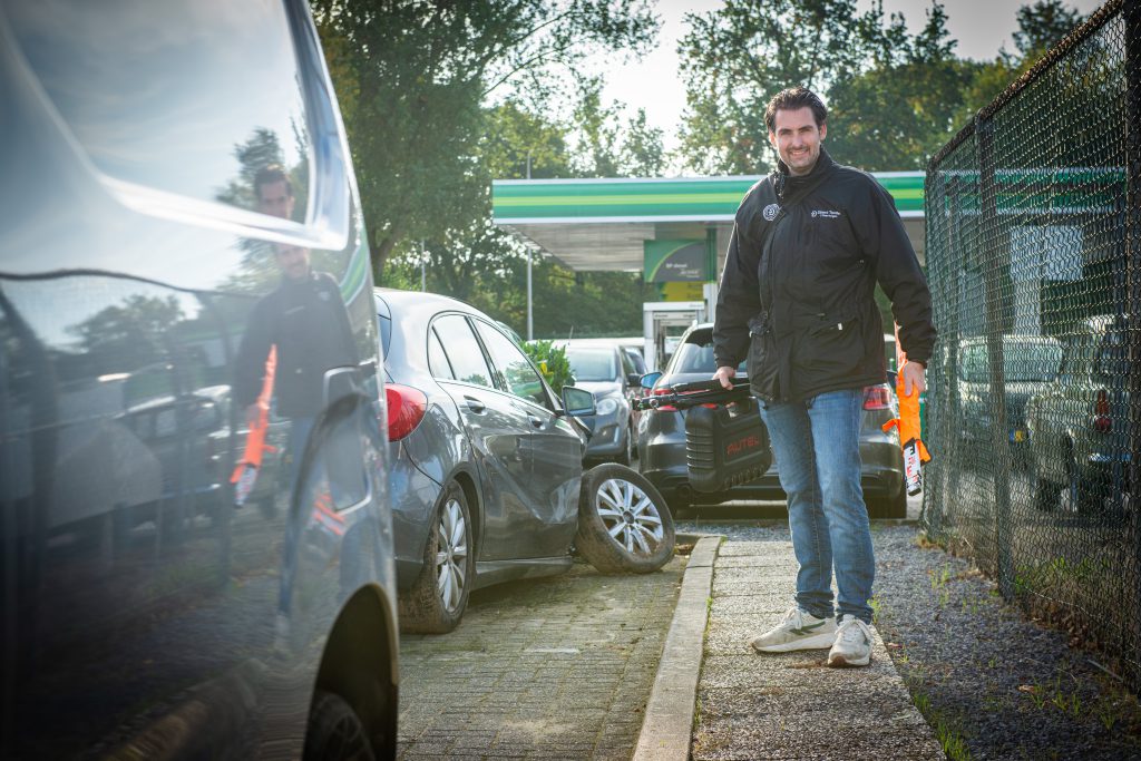 Schade-expert van Direct Taxatie Voertuigen op locatie bij voertuigschade voor technisch onderzoek en expertiserapport